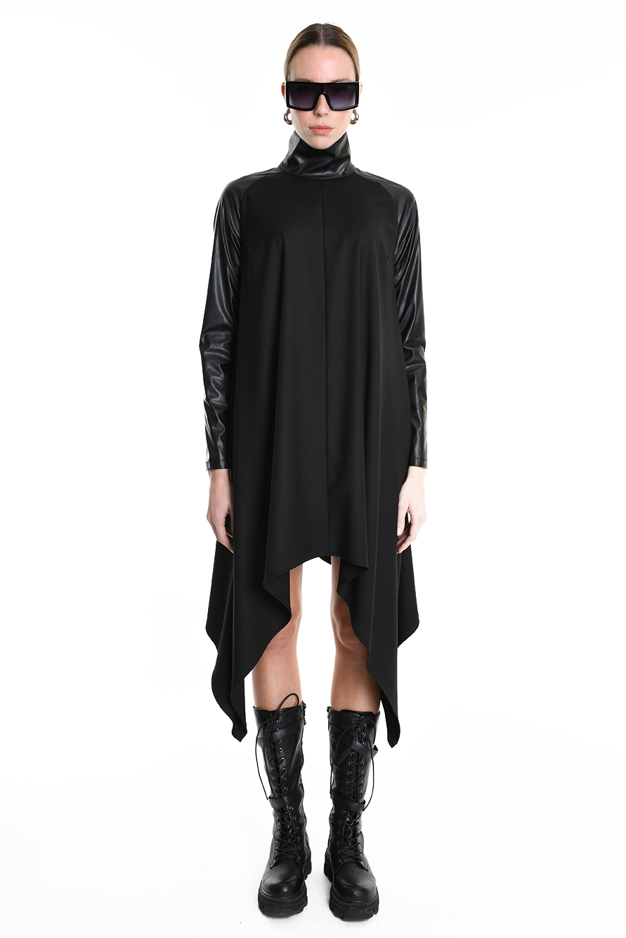 Платье струящегося ассиметричного кроя с рукавами и воротником из экокожи LH