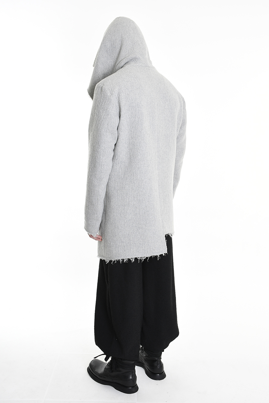 Асимметричное пальто из тисненой ткани с капюшоном LH