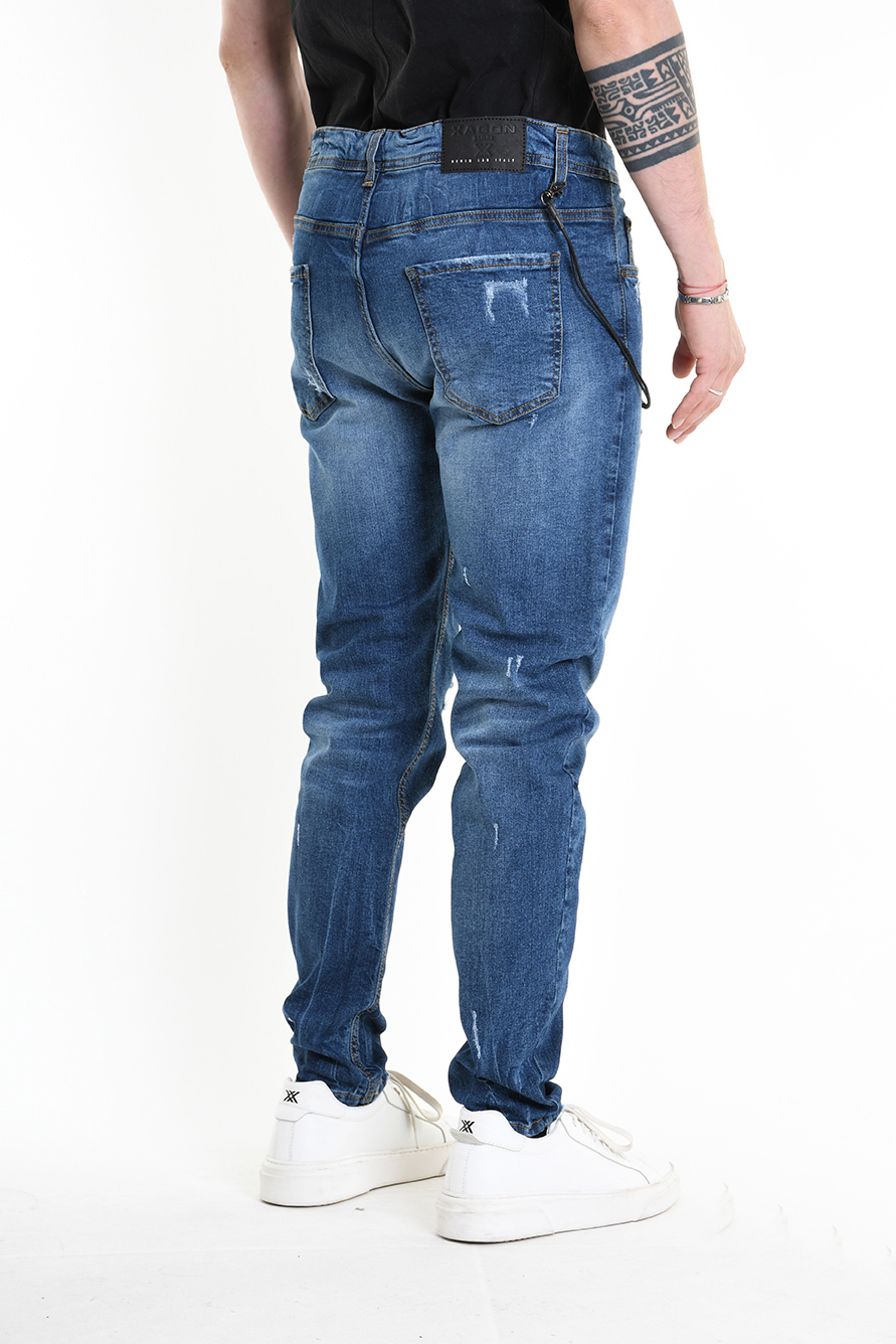 Джинсы с эффектом потертости и заплатами Xagon