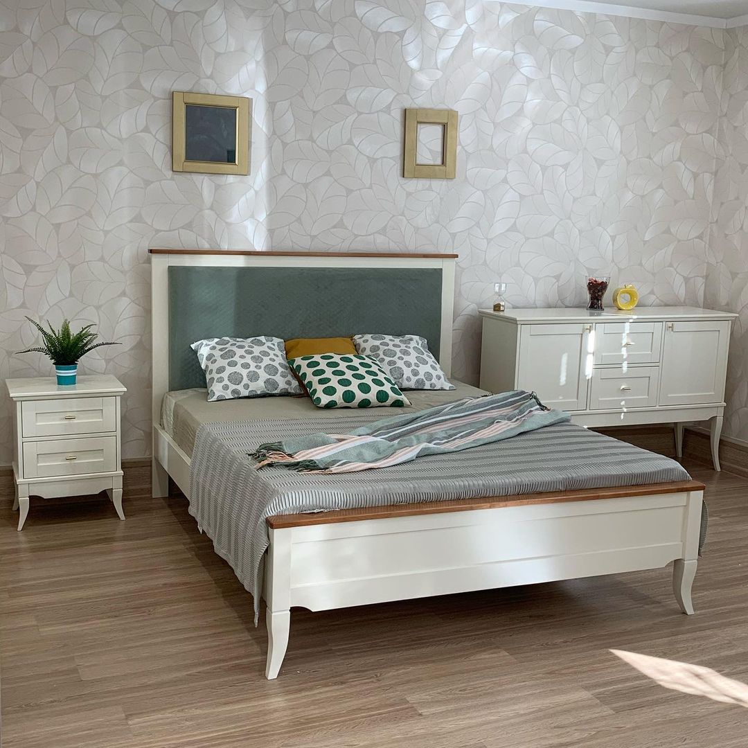 Кровать  с мягким  изголовьем 160*200