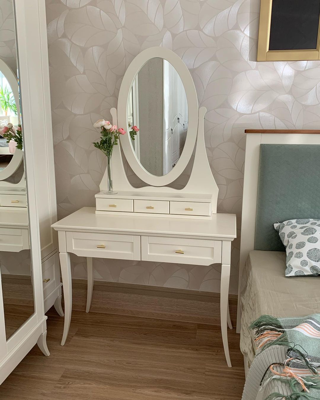 Стол туалетный с зеркалом