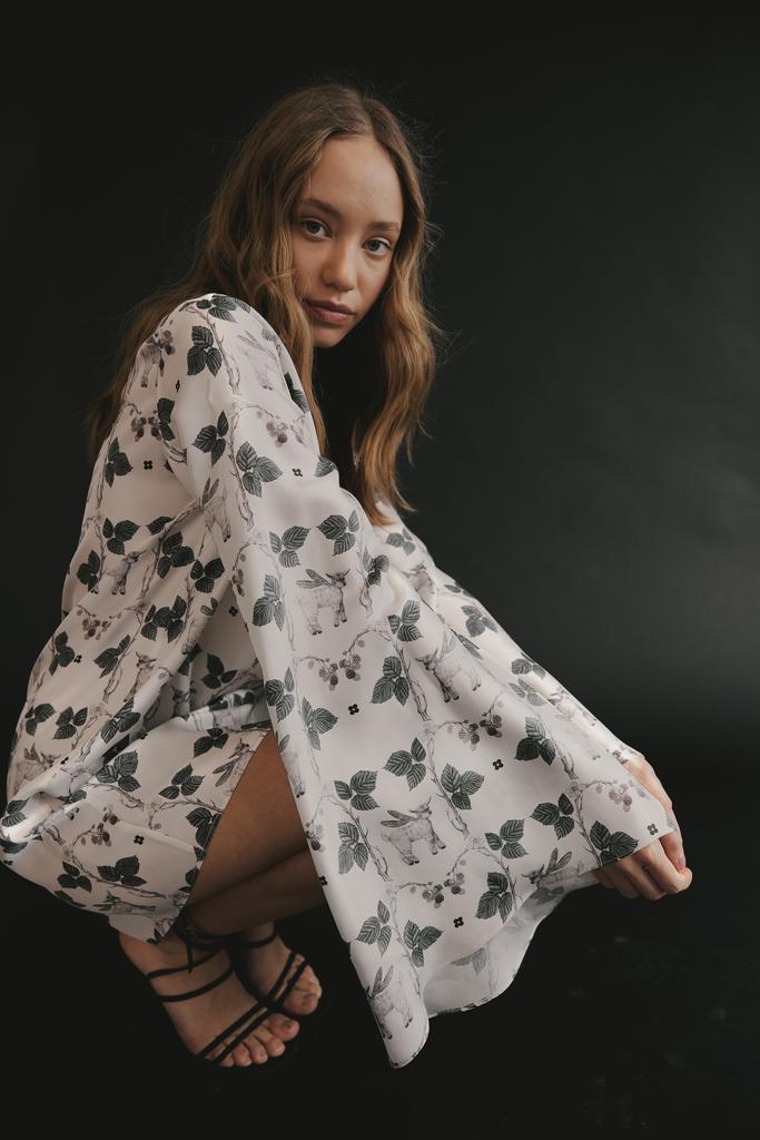 Шелковое платье с с рукавами-крыльями белое