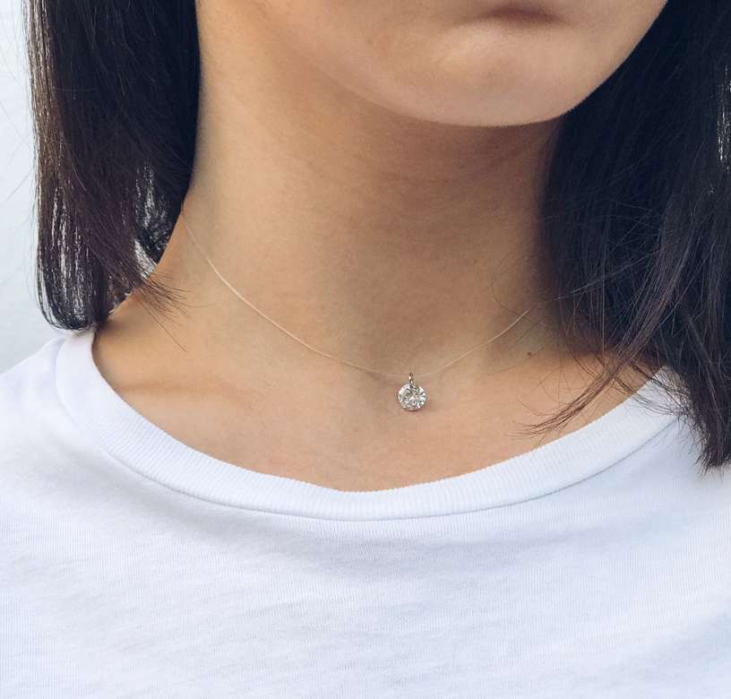 Колье на леске с крупным кристаллом