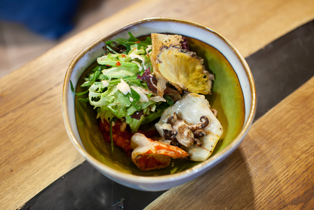 ГРИЛЬ-САЛАТ С МОРЕПРОДУКТАМИ, ЦУКИНИ И АВОКАДО