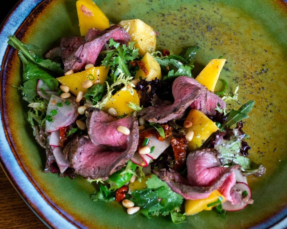 САЛАТ С РОСТБИФОМ И МАНГО