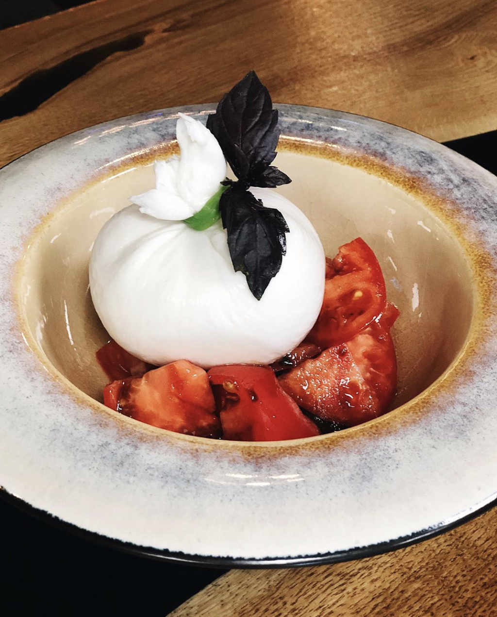 БУРРАТА С РОЗОВЫМИ ТОМАТАМИ