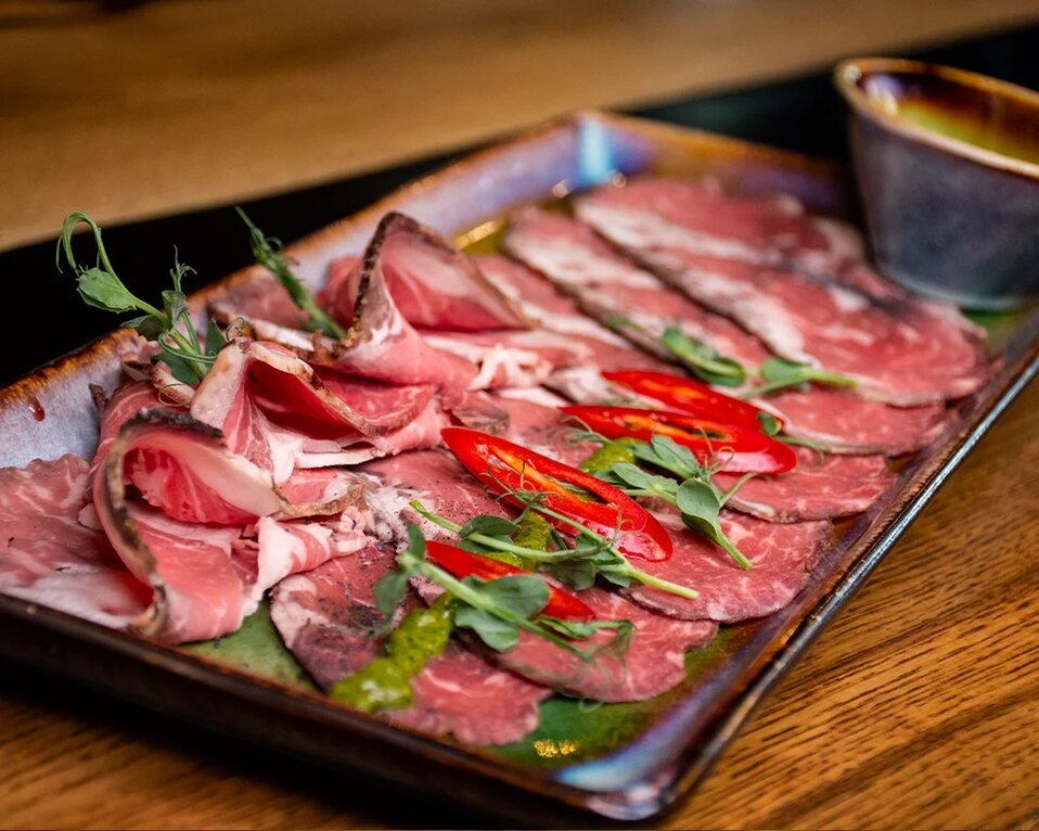 РОСТБИФ С СОУСОМ "ЧИМИЧУРРИ"