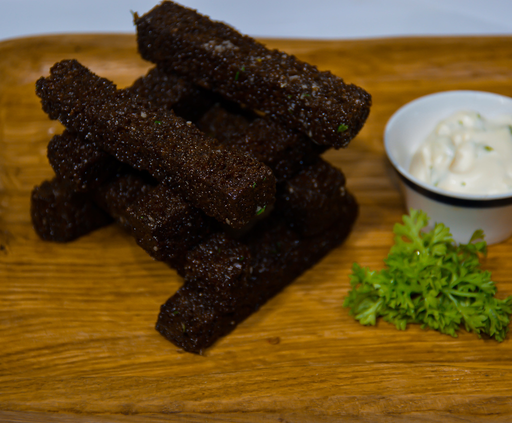 ГРЕНКИ С ЧЕСНОЧНЫМ СОУСОМ