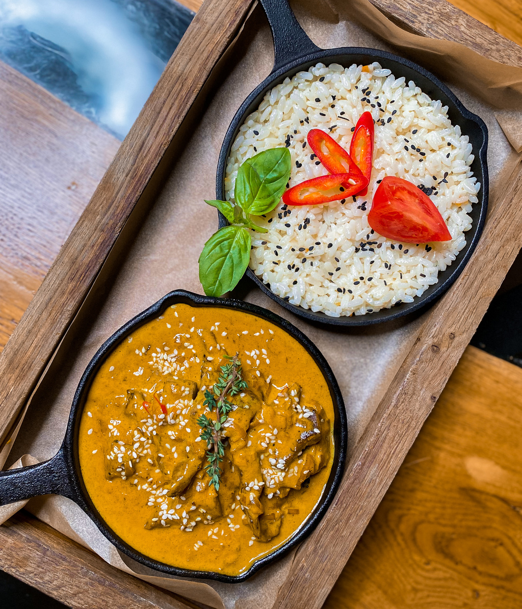 РЕНДАНГ ИЗ ГОВЯДИНЫ В КОКОСОВОМ МОЛОКЕ