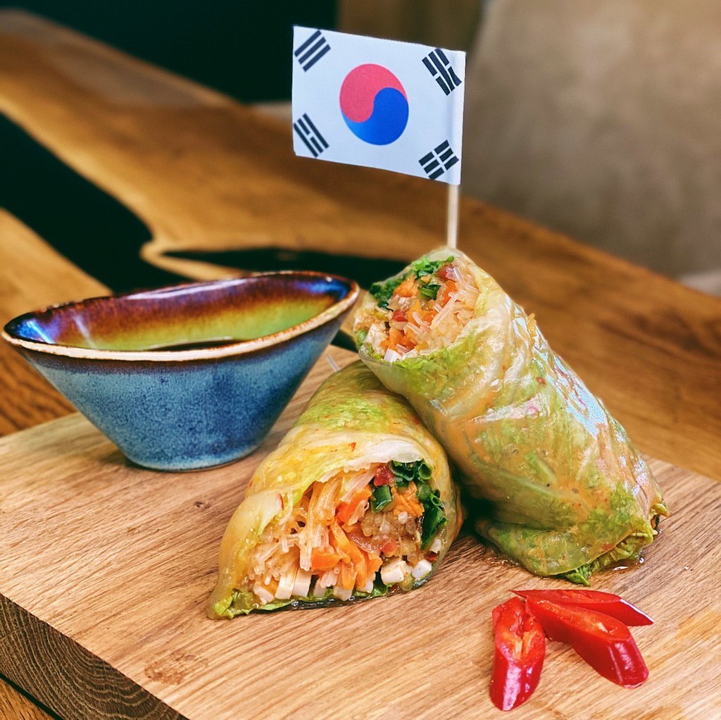 С МАРИНОВАННЫМИ КАЛЬМАРАМИ, КАПУСТОЙ КИМЧИ И ФУНЧОЗОЙ (КОРЕЯ)