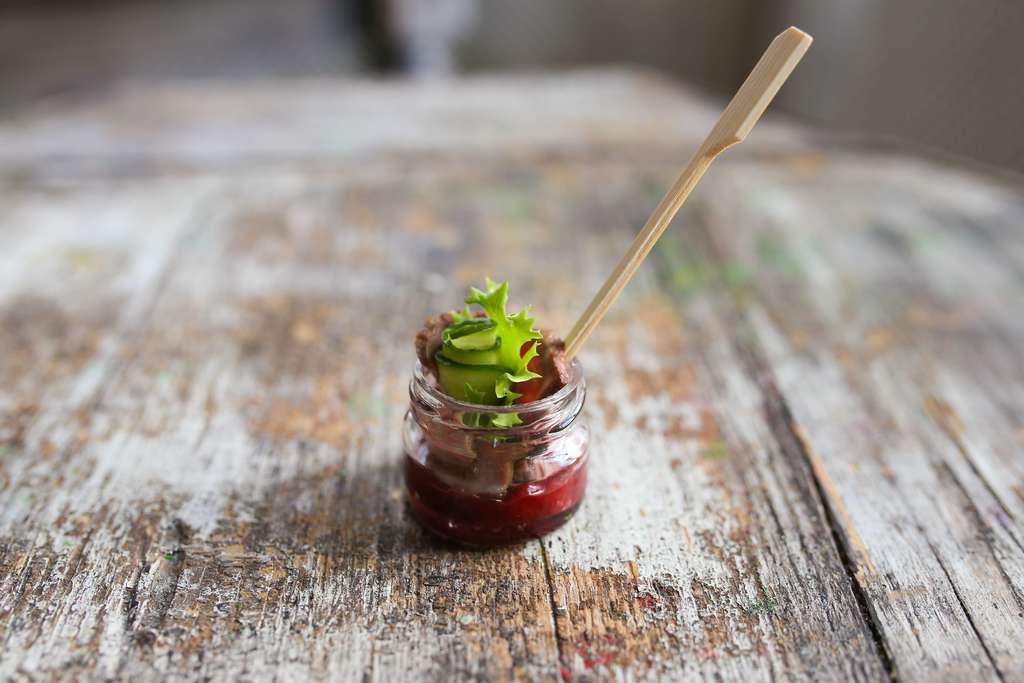 Канапе с ростбифом и брусничным соусом в баночке