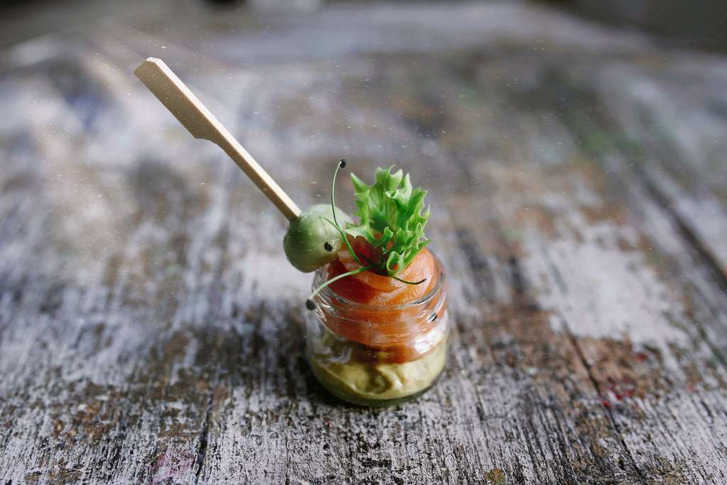 Канапе с авокадо и лососем на соусе Гуакамоле