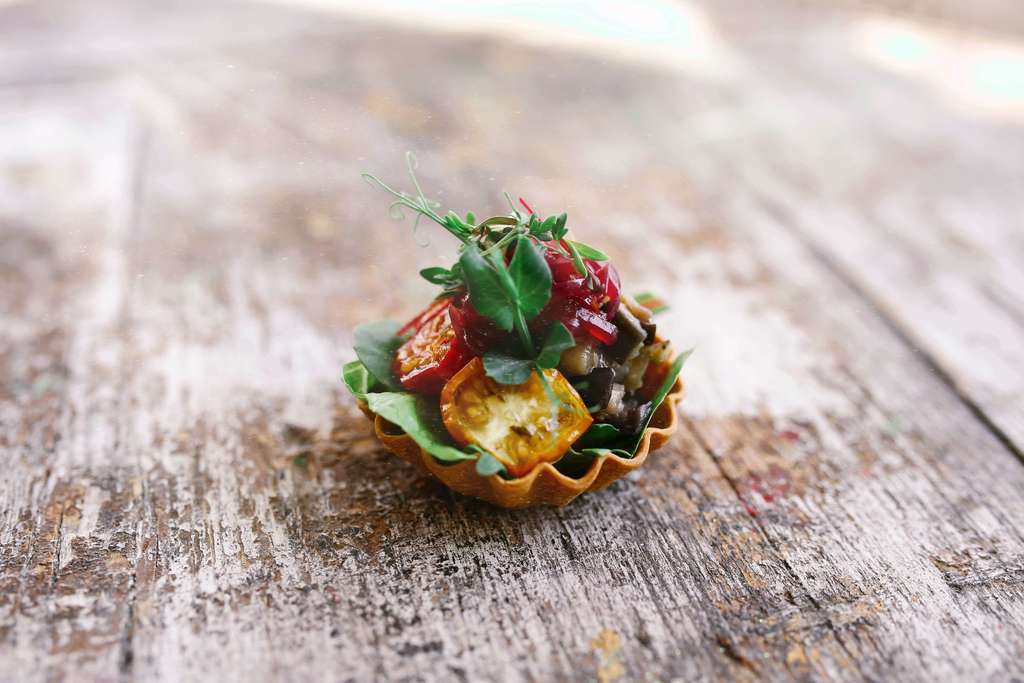 Тарталетка с запеченными овощами и травами на хумусе из батата