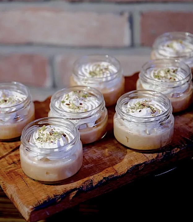 Банановый десерт с карамелью