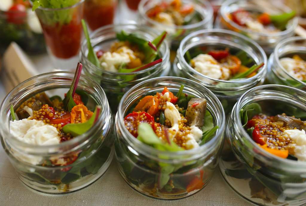 Салат с запеченными овощами и сыром страчателла