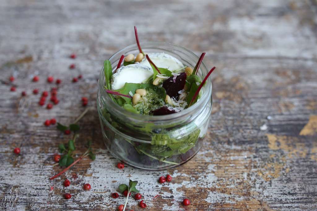 Салат с запеченной свеклой и козьим сыром с плесенью