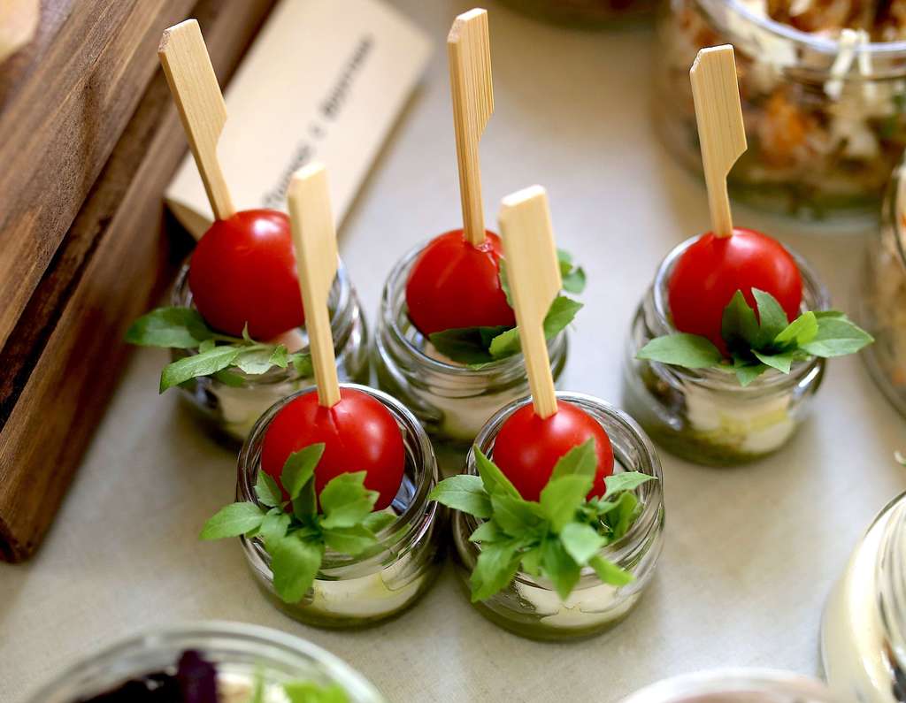 Канапе с моцареллой и помидором черри