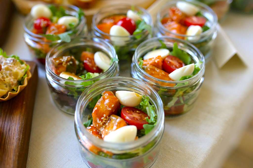 Салат с лососем и соусом Терияки