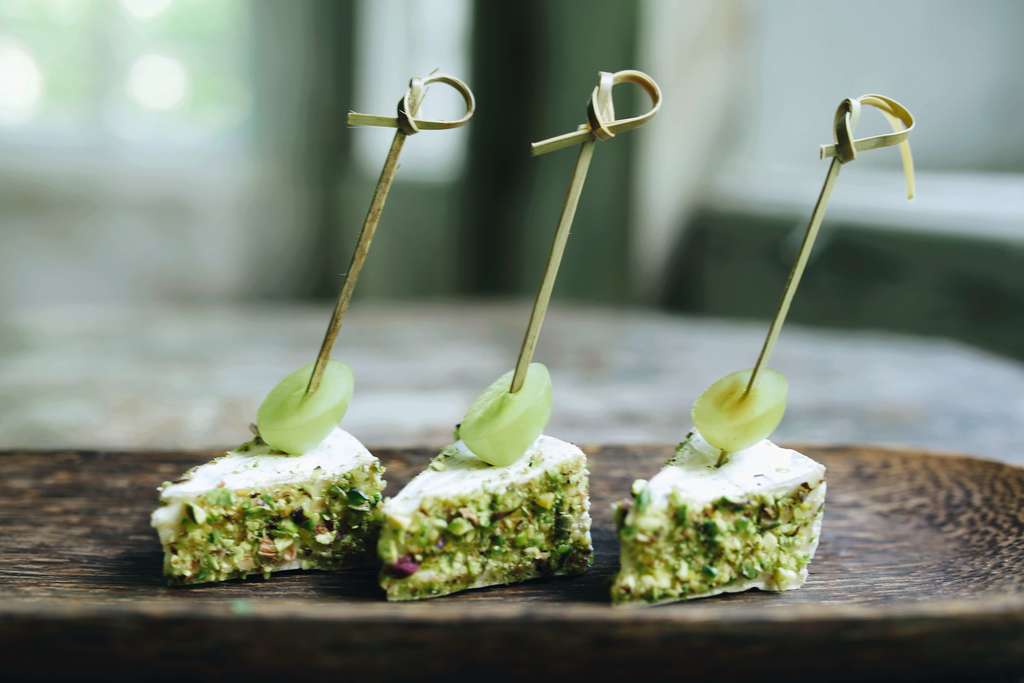 Канапе с сыром Бри и фисташкой