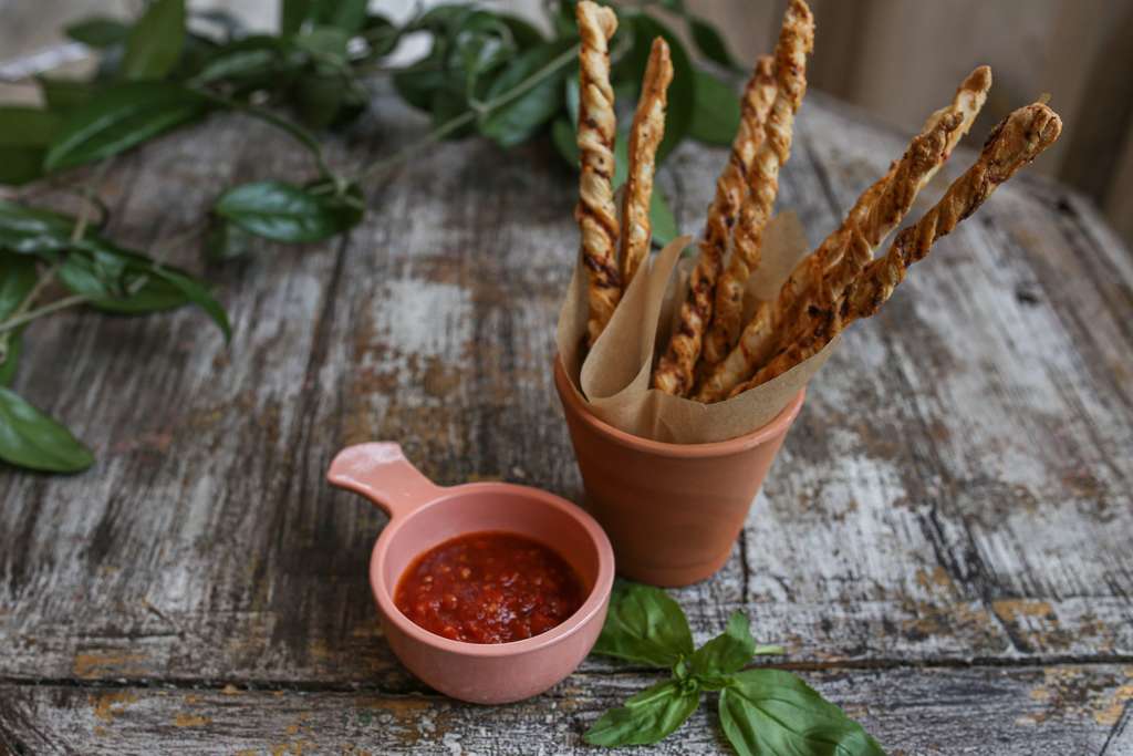 Слоёные грессини с беконом, сыром и пикантным соусом