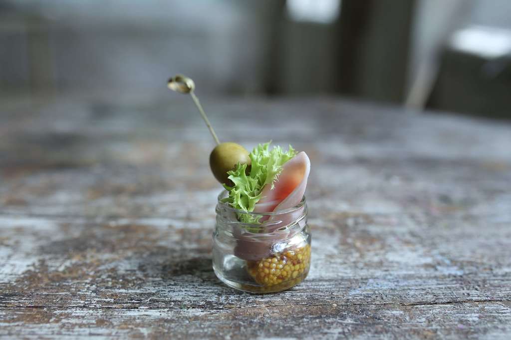 Канапе с ветчиной, оливой на зерновой горчице