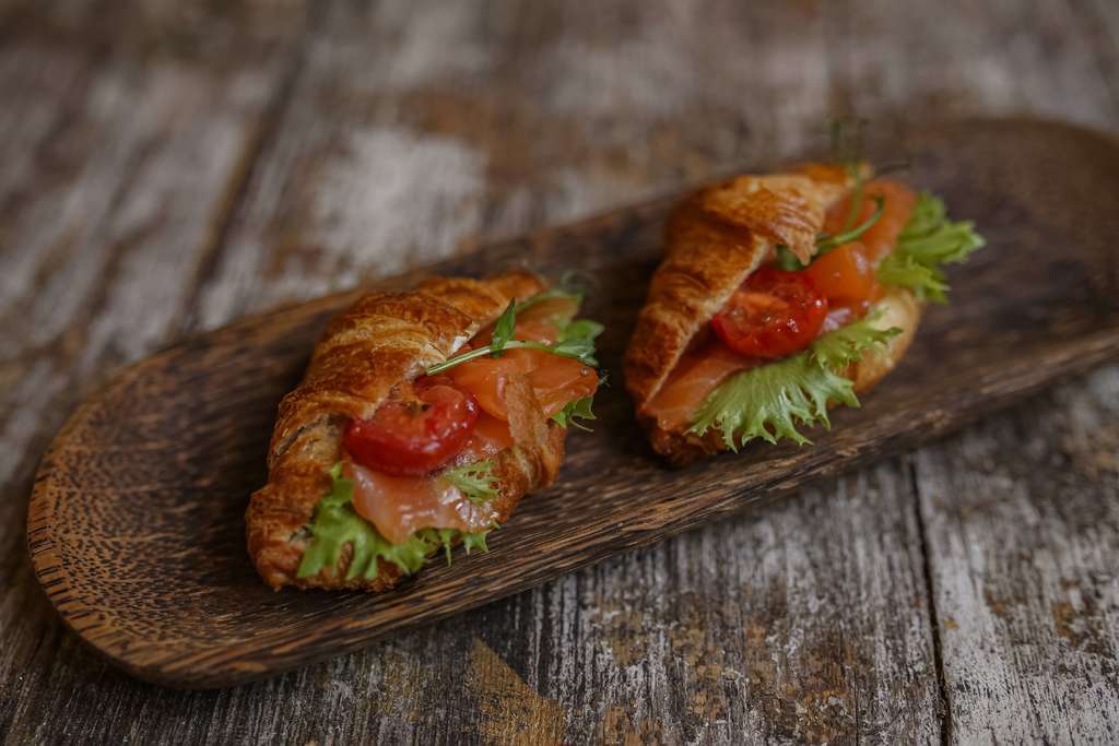 Круассан с лососем и овощами