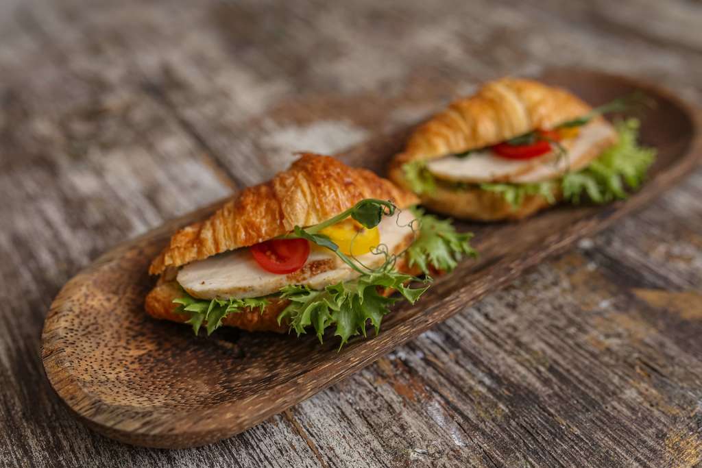 Круассан с курицей и помидором