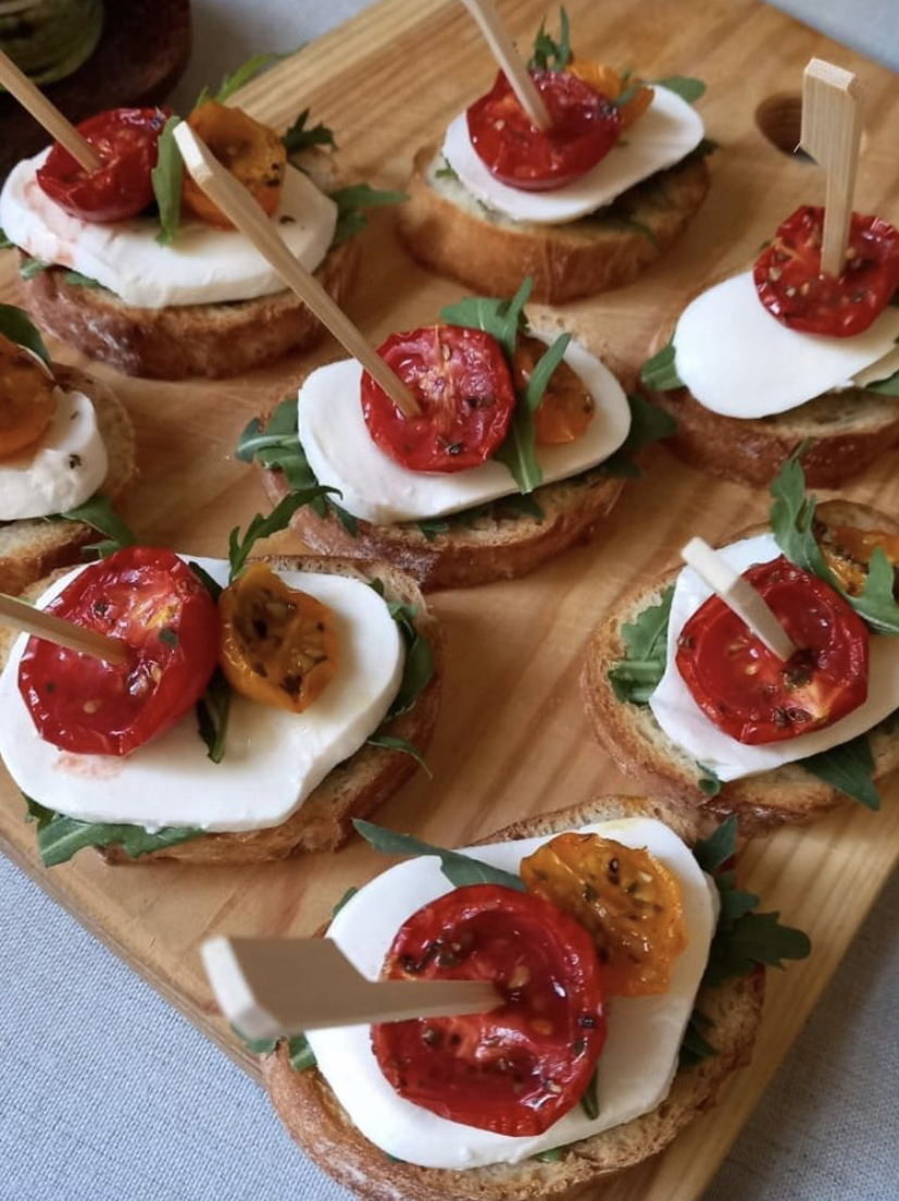 Брушетта с помидором и сыром Моцарелла