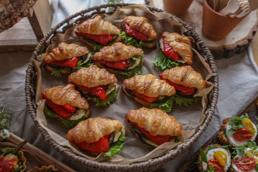 Круассан с печенными овощами