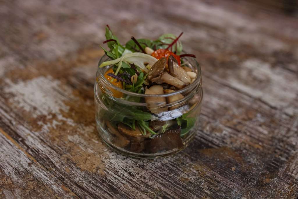 Салат с грибами, фенхелем и ароматным маслом