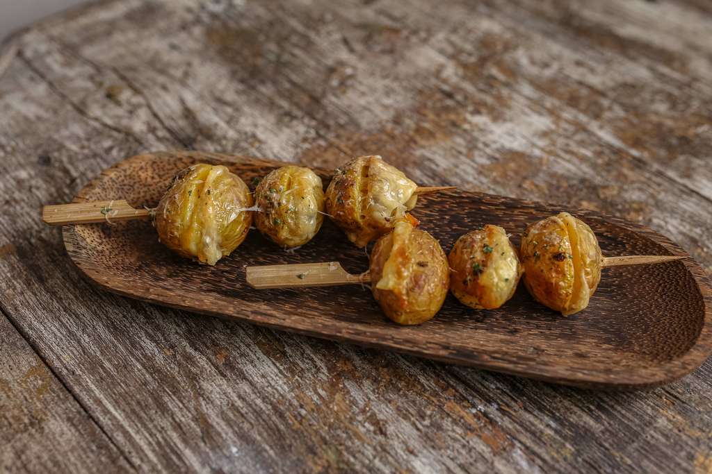 Мини-шашлычок из картофеля с сыром