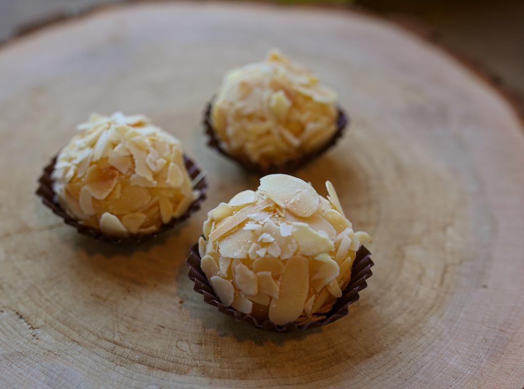 Трюфель из белого шоколада с мандарином и лепестками миндаля