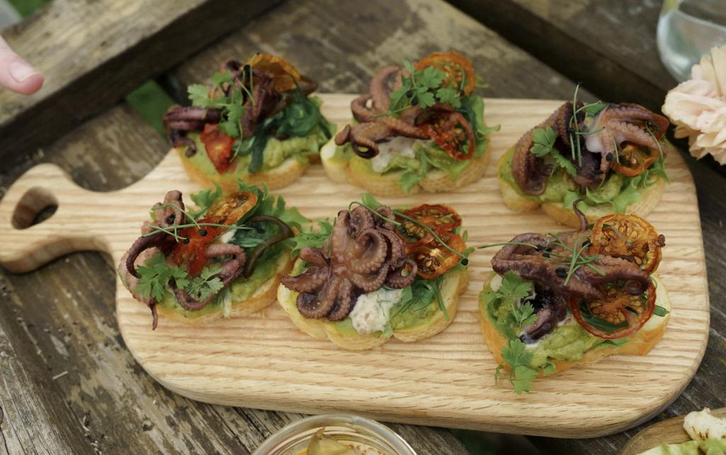 Брушетта с осьминогом