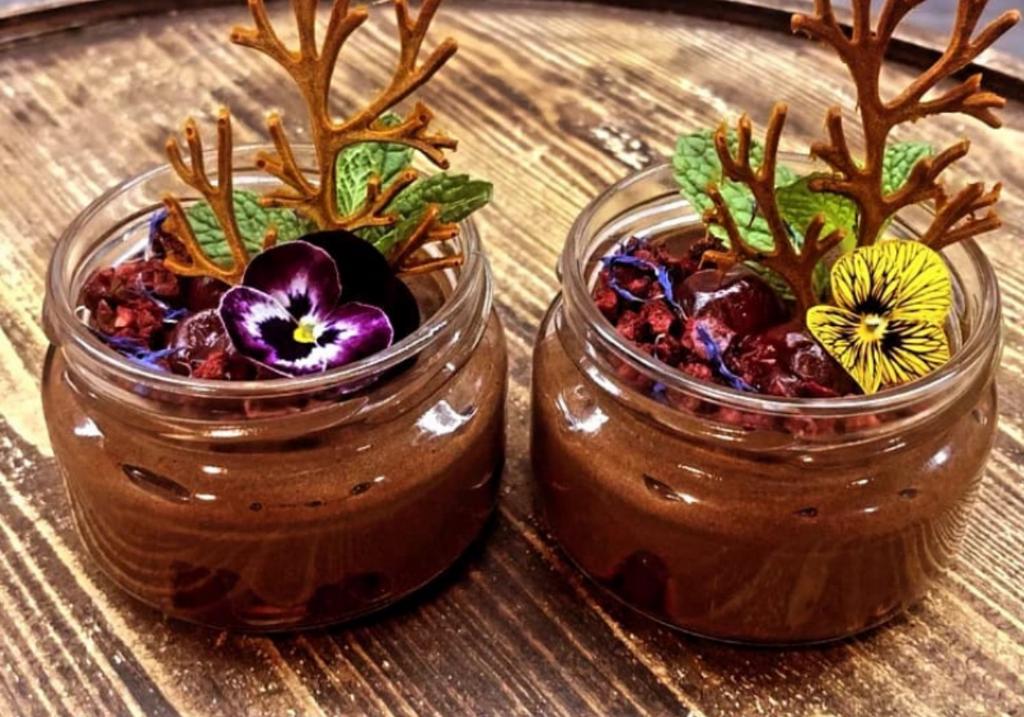 Шоколадный мусс с вишней