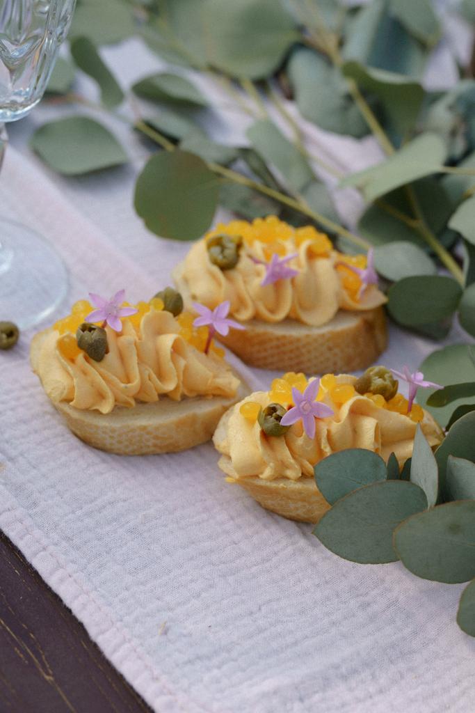 Брушетта с кремом из батата и апельсиновой икрой