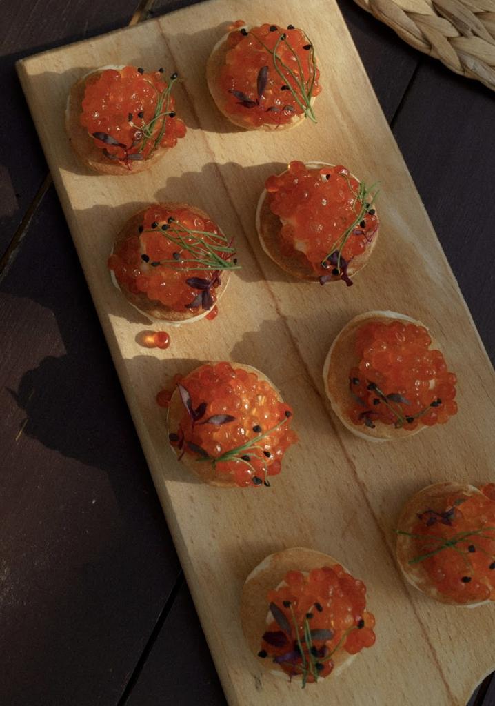 Мини панкейки с красной икрой