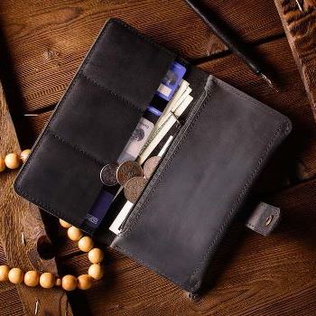 Кожаный кошелек черного цвета с отделением для монет