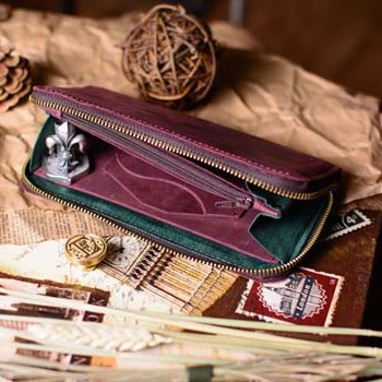 Кошелек бордового цвета из кожи