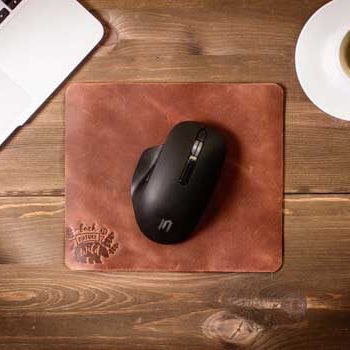 Кожаный коврик для мыши с тиснением