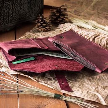 Кожаный кошелек бордового цвета