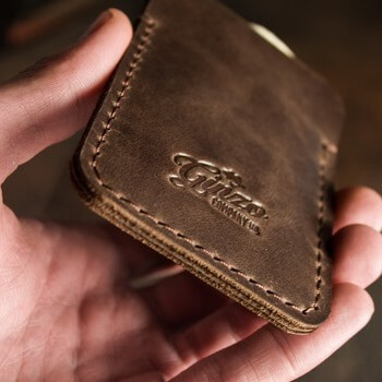 Кожаный картхолдер с гравировкой