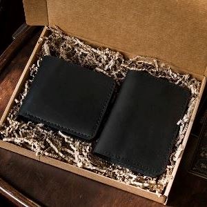 Универсальные кожаные аксессуары черного цвета, собранные в подарочный набор