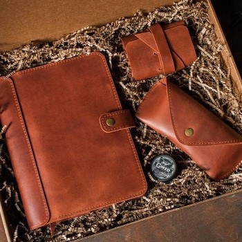 Подарочный набор из натуральной кожи, насыщенный цвет коньяк, вид на весь комплект