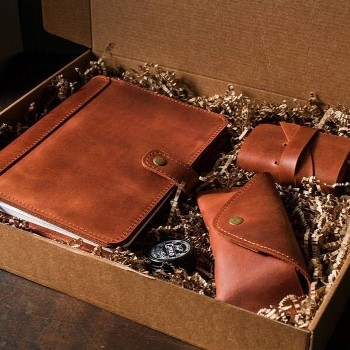 Подарочный набор из натуральной кожи, насыщенный цвет коньяк, вид сверху