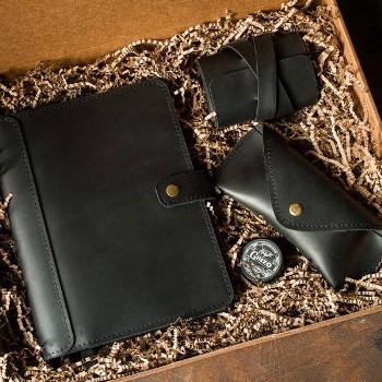 Набор из натуральной кожи цвета черный уголь, демонстрация всех предметов