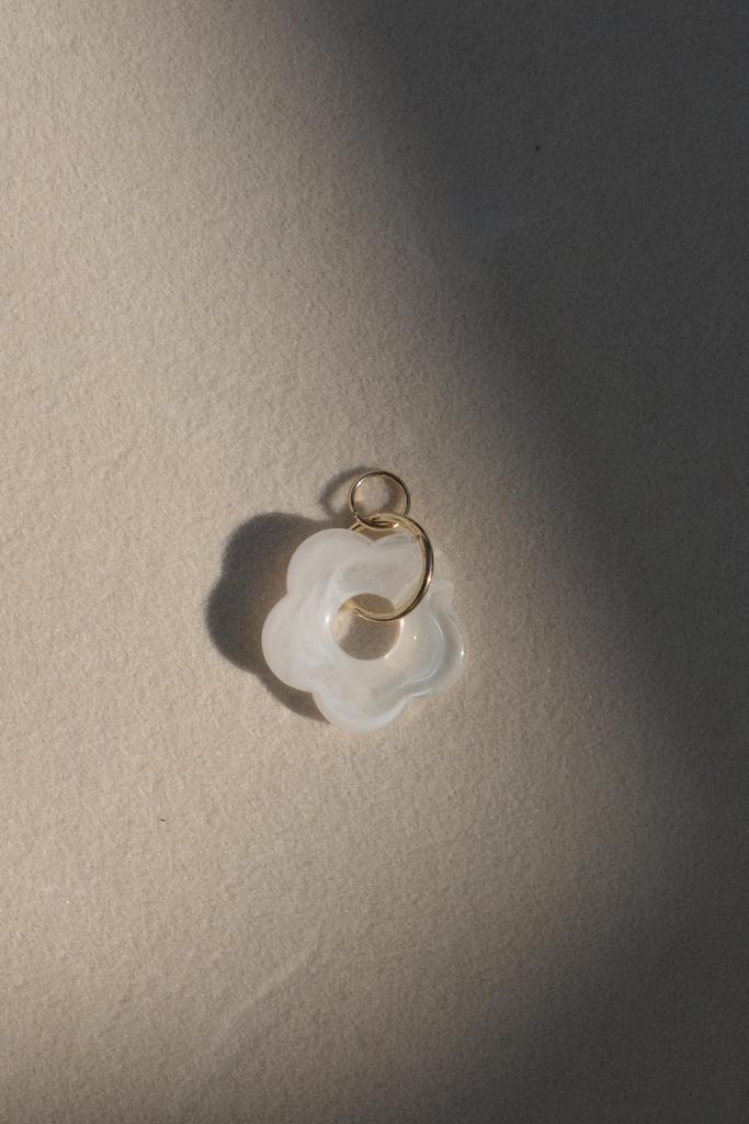 Подвеска White flower