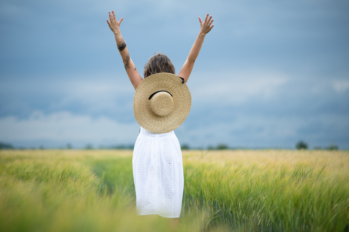 Шляпа плетеная  с черной лентой