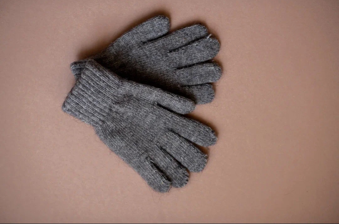 Перчатки серые