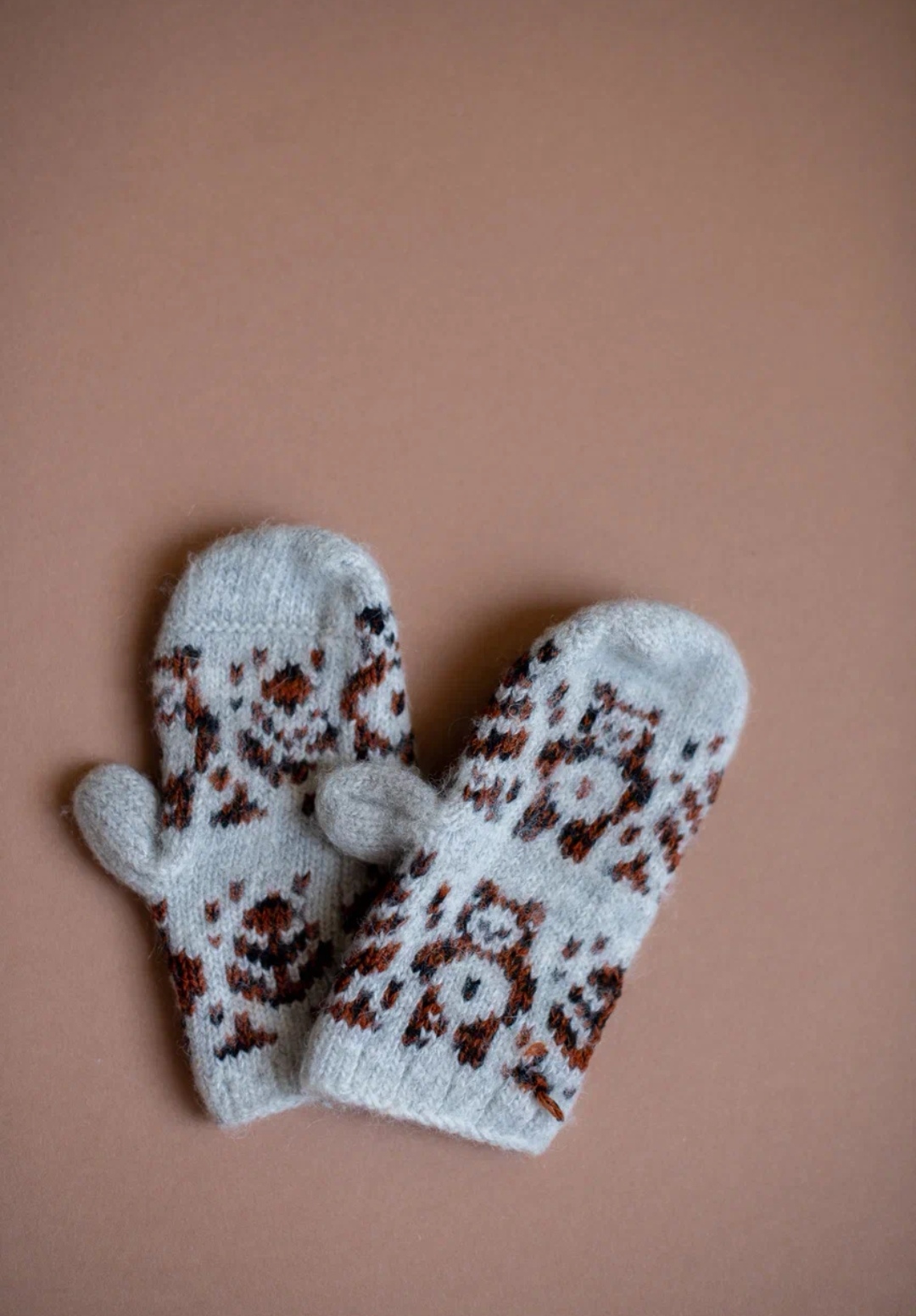 Варежки серо-коричневые