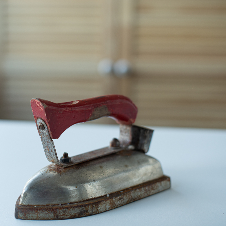 Утюг железный